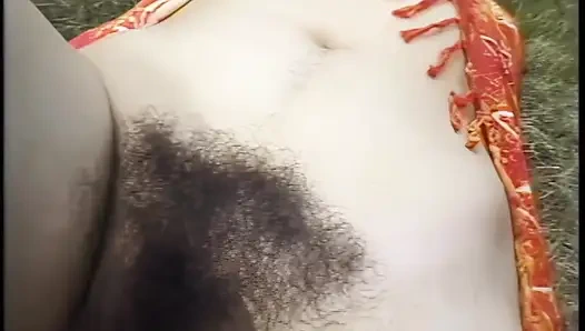 Echte lesben-liebhaberinnen lecken muschi im freien