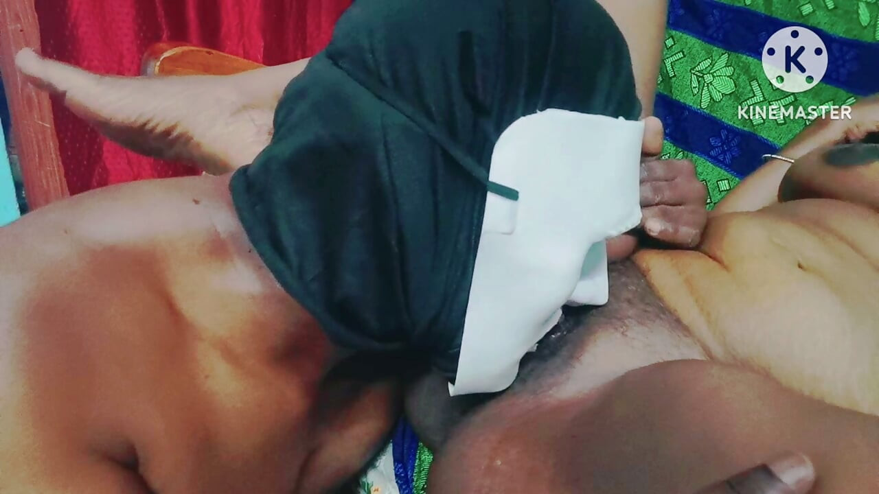 Klojap choot chaatna - sautela beta uska viry nikaalne ke lie apni ht sauteli mammi ki choot chaatta hai aur vah jor se karaahti hai