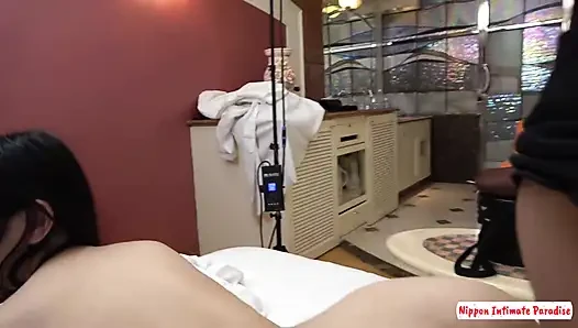 Kurvige schönheit mit anmutiger taille und Vertrauen bezaubert, während passion surges into bliss wird