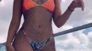 Sexy Mädchen-Mädchen-Tanzen im Bikini auf einem Boot