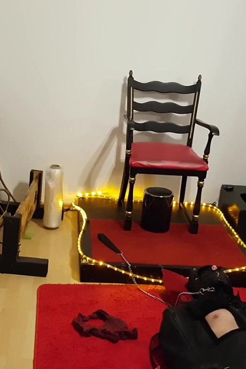 Tombul esmer dominatrix fetiş zindanında bağlı köleyi komuta ediyor