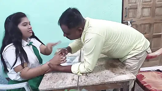 Eğitim öğretmenim okurken odamda beni sert sikiyor