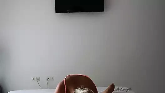 Горячая милфа-блондинка скачет на члене и мастурбирует, пока не кончит, а затем дрочит до камшота