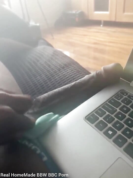 Acariciando mi gran polla negra viendo porno