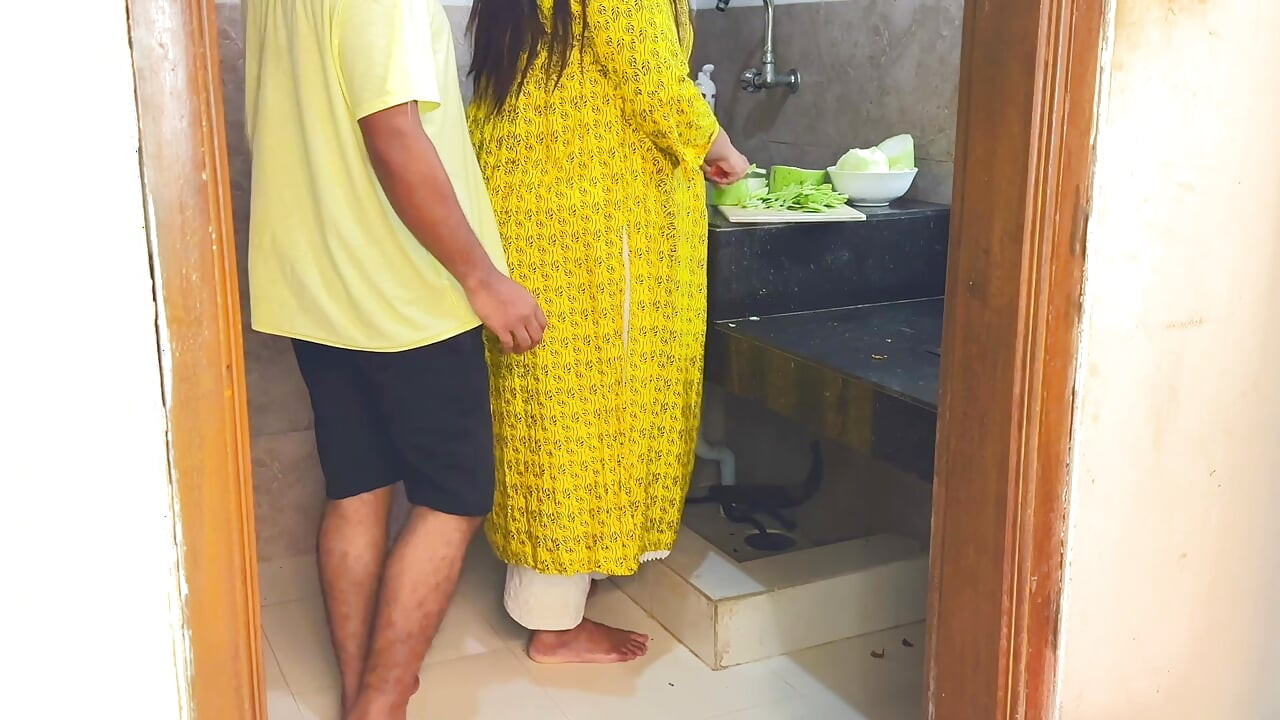 Suddenly I Fucked My Stepmother in Law While She Was Cutting Curry in the Kitchen - Desi Rough Sex