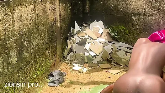Я был так возбужден, что я устраиваю свидание траха на заднем дворе с моей падчерицей арендодателя на нашем заднем дворе. Это получается так гладко.