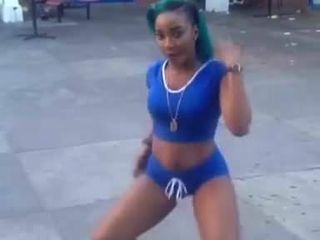 Jamajska dziewczyna tańczy