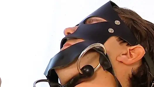 Sarışın Hemşire Dominatrix BDSM Muayenesinde Bağlı Köle Yarağını Sondalıyor