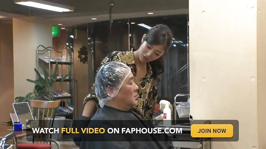 Dieser salon, in dem ihre augen mich immer wieder treffen, als dass sie mehr will