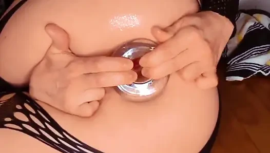 Ich gebe Dir eine Nahaufnahme am Inneren meines Arschlochs mit diesem clear Tunnelplug. Warum nicht mich selbst ein bisschen am ende fisten