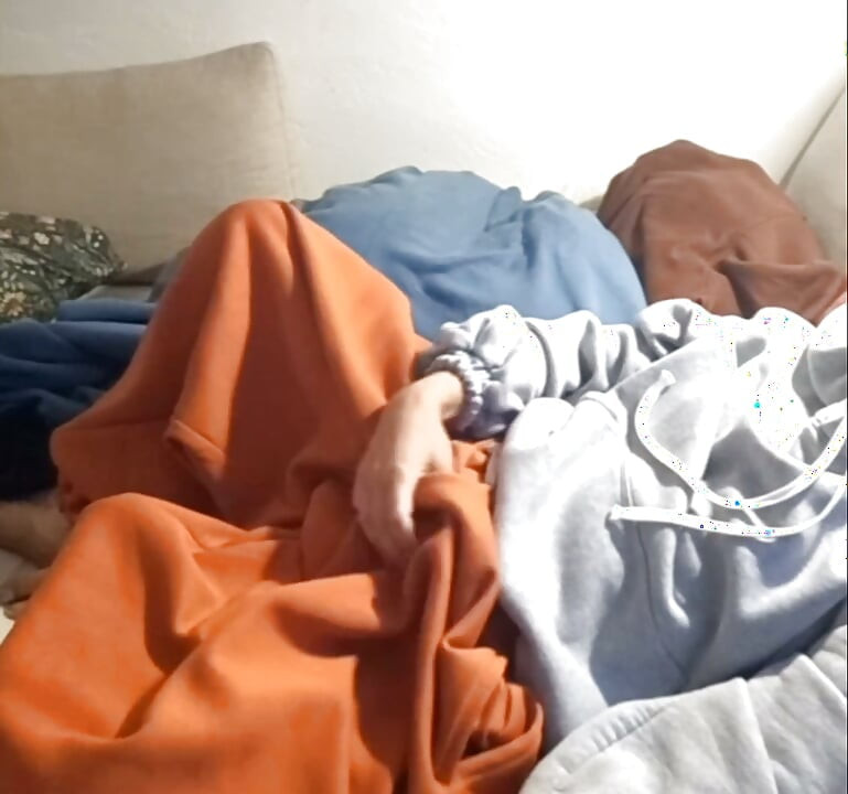 穿着宽松运动服游泳
