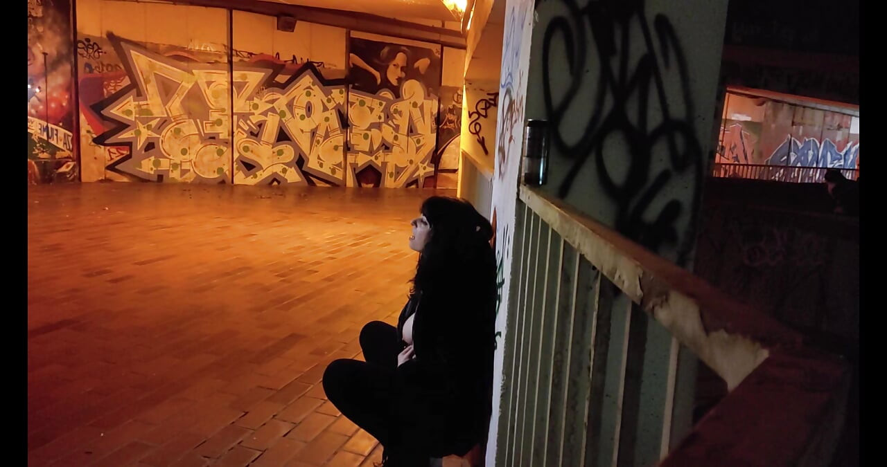 婊子在停车场被贬低