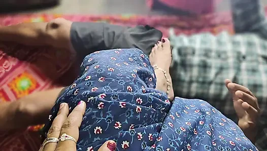 Patronumun karısı evde yokken sikimi emmem ve döl yemem için bana ekstra para veriyor