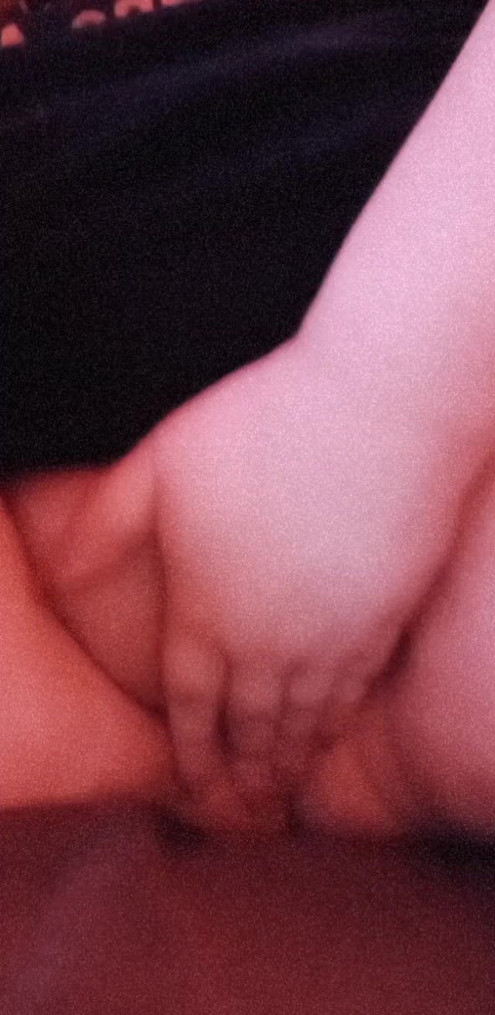 Fingering with buttplug in (squirt)