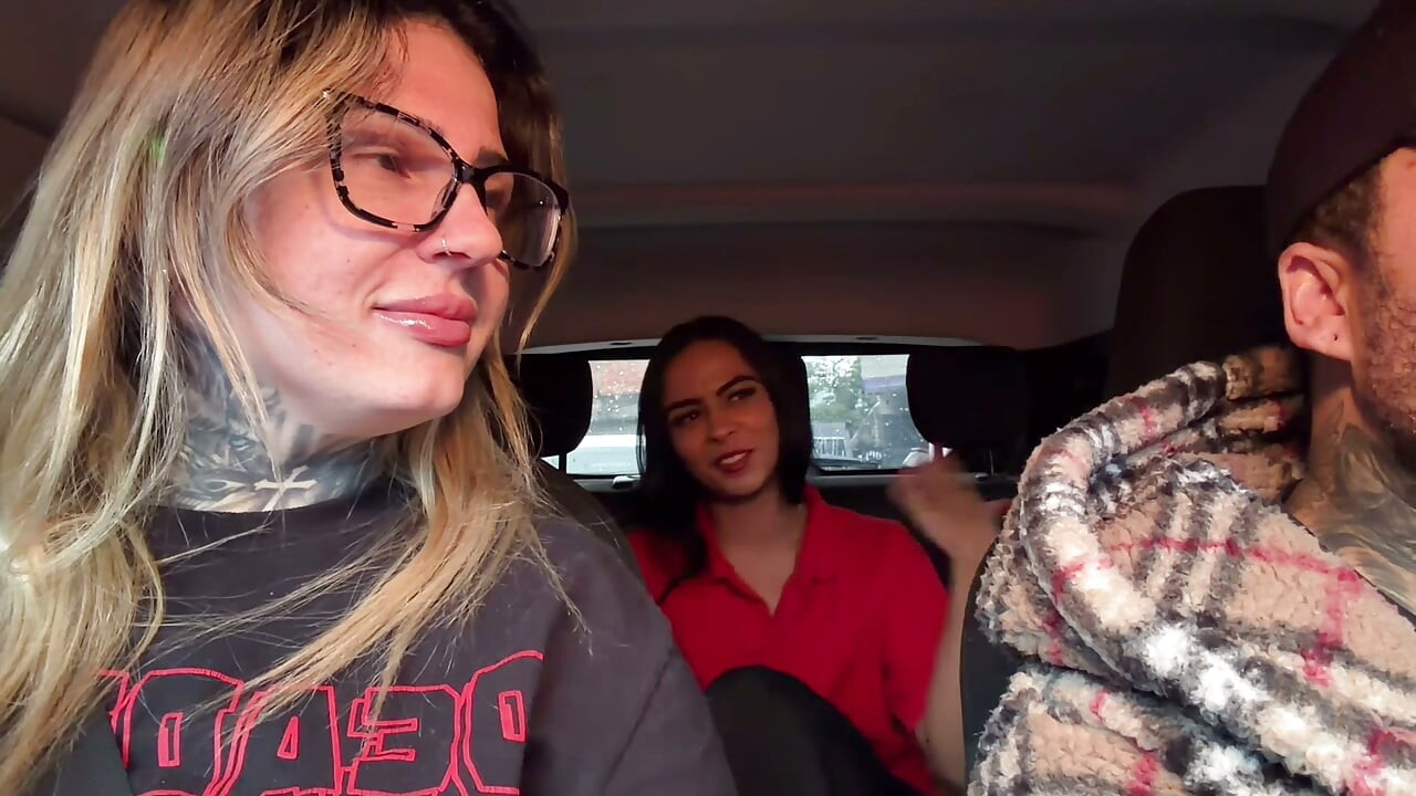 The Brazilian gas station attendant accepted to be a porn actress and showed her breasts in the moving car