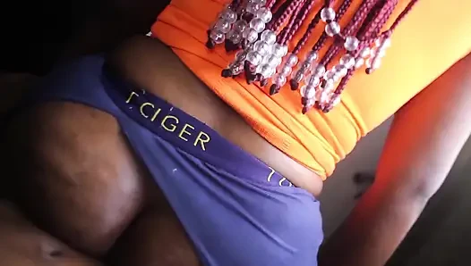 Büyük Götlü Evli Orta Yaşlı Seksi Kadın Daha Büyük Yaraklarla Aldatıyor