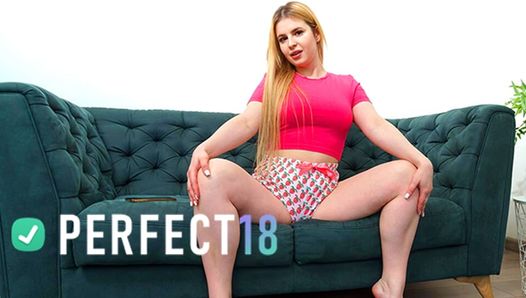 Gordita de 18 años tiene orgasmo en el sofá para Perfect18