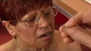 Babcia w okularach spełnia kutasa