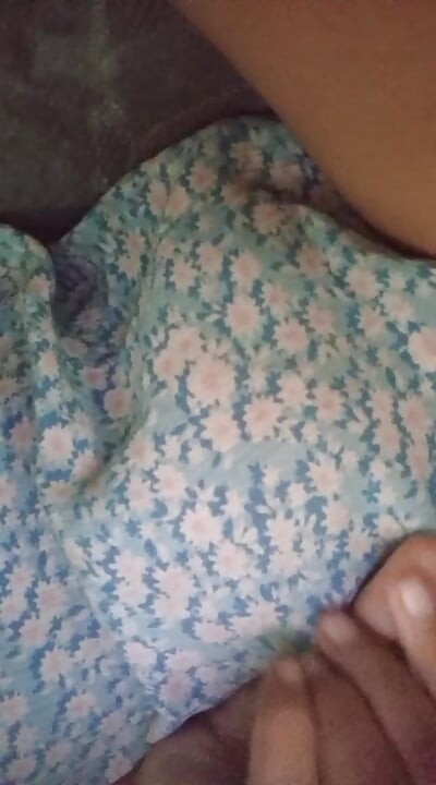 Quente morena se masturba com vibrador gigante em cima de urso de pelúcia