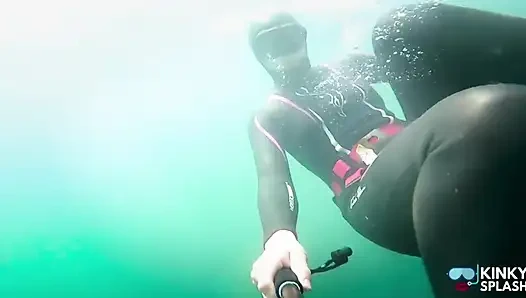 Parlak iki parçalı elbiseme dalıyorum