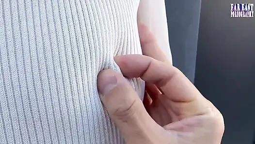 Kalabalık gözlerin dik uçlarında ateşli, sıkı bir tepenin ateşlendiği çıplak meme yürüyüşü faz.3