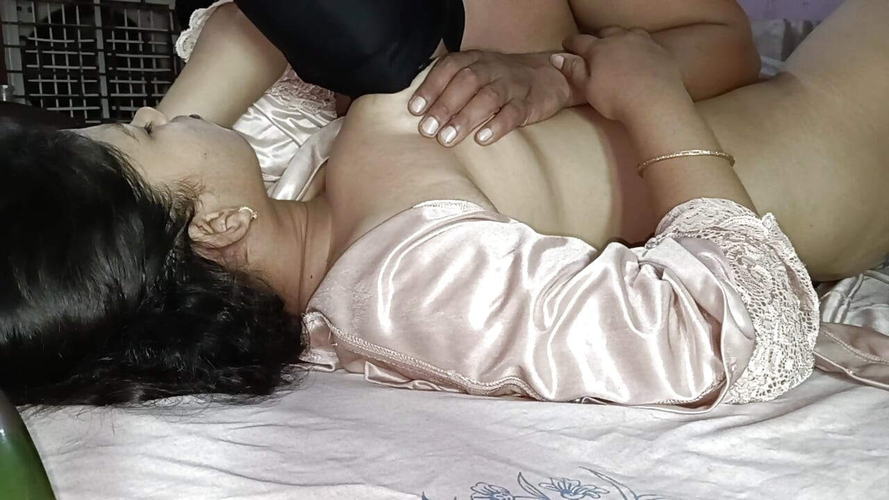 Hermanastra dice, puedes correrte en mis tetas ahora, pero más tarde quiero que te corras en mí! Hindi