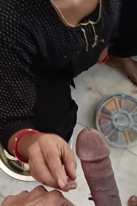 Seans 29. Odayı sikiyorum ve mopping yapıyorum, devar'daydım ve sırtım çok acıtıyordu, devar, şimdi çok iyi
