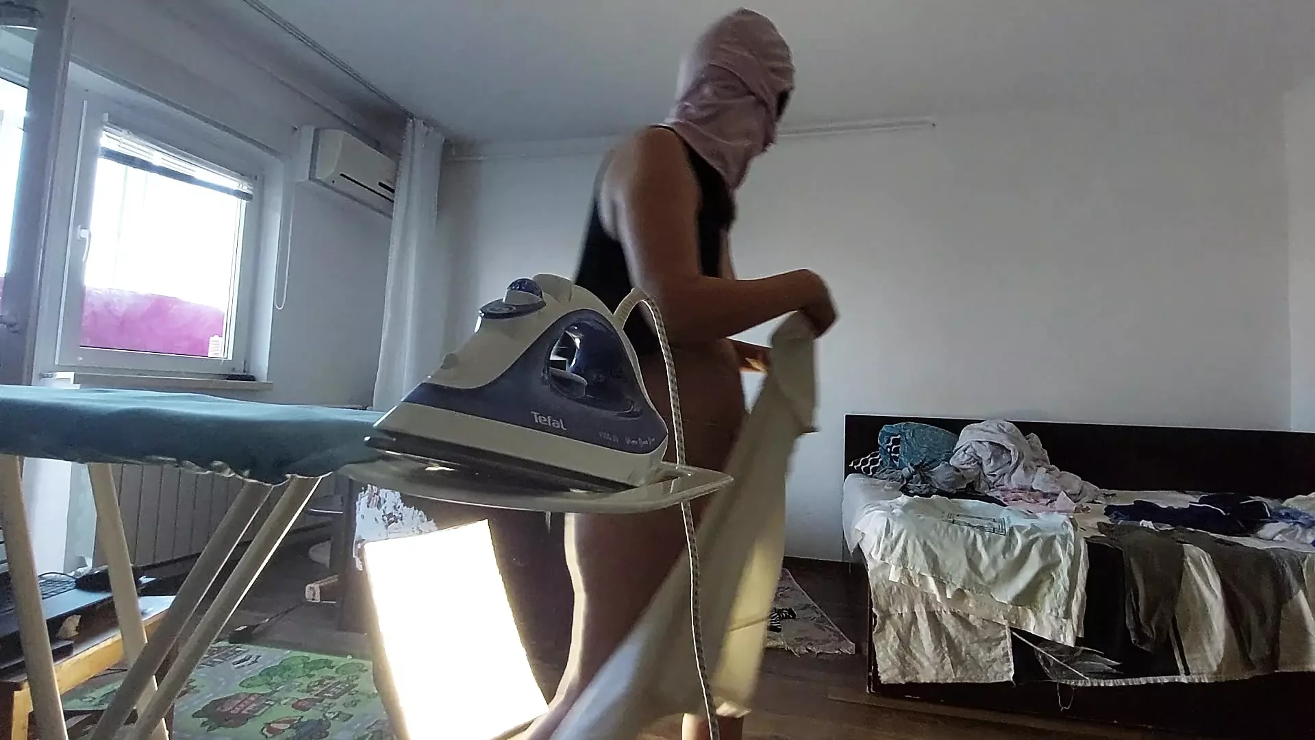 Esposa amateur hace tareas domésticas desnuda. Morena con coño peludo, gran culo.