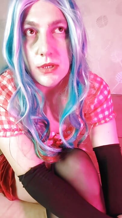 Sissy en Outfit Rosa Rojo