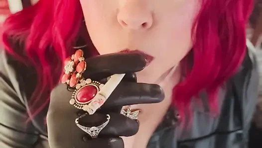 Majikanmu tina snua lagi pakai kostum leather chain sambil merokok 2 gabus