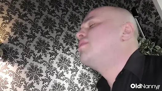 OldNanny - blondine in hauchdünnen top flirtet in der bar Dann lutscht schwanz auf der Couch