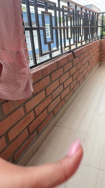 Tadi malam aku jalan-jalan di balkon dengan celana dalamku dan aku melihat tetanggaku melihat ke sini jadi aku memutuskan untuk... | Klip 1