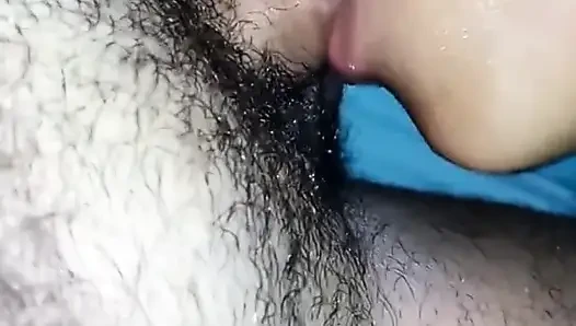 Üvey baba üvey kızına ilk kez gırtlağına kadar almayı ve işemeyi öğretiyor
