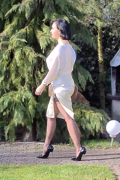 Provocante in giardino