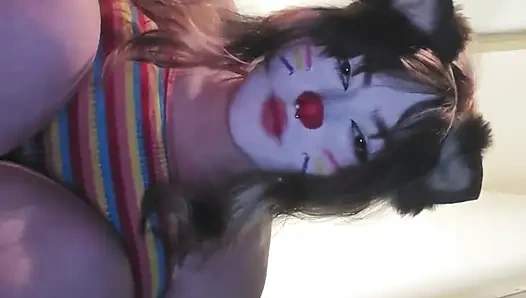 Глупая Кошечка курит после цирка, сделанного с клипом