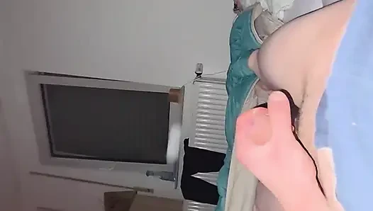 Amcığını parmaklıyor ve anal seks yapıyor