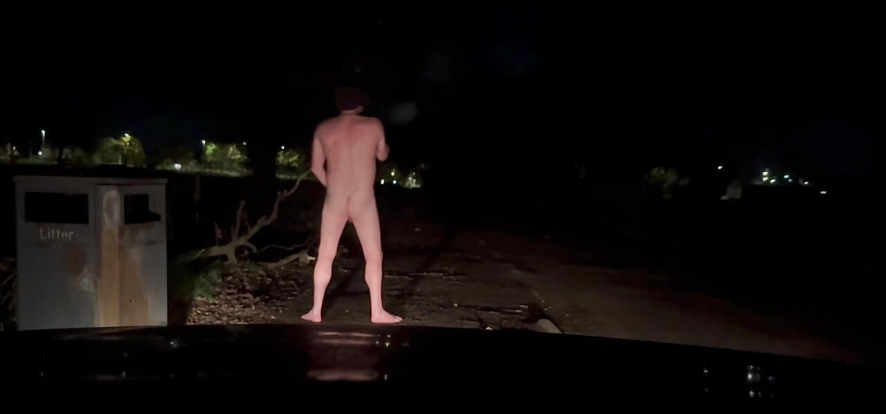 Uhvaćen gol kako pokazuje guzicu i drka mi kurac gol i bos u javnosti