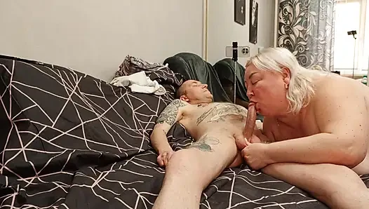 Sakso çektikten sonra komşumun ağzına boşalıyorum