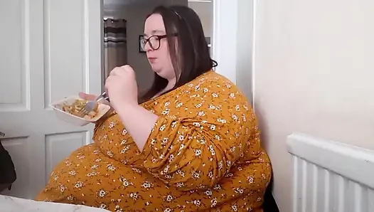 İri güzel kadın ssbbw göbek balık ve cips dolduruyor