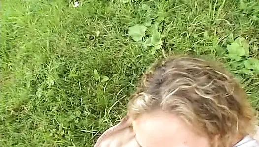 Симпатичная телочка-блондинка сосет твердый член на улице