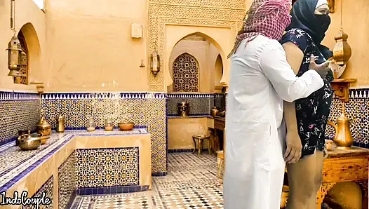 Saudi-arabischer ehemann und iranische ehefrau knallen in der küche