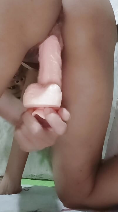 Femme mariée avec des jouets