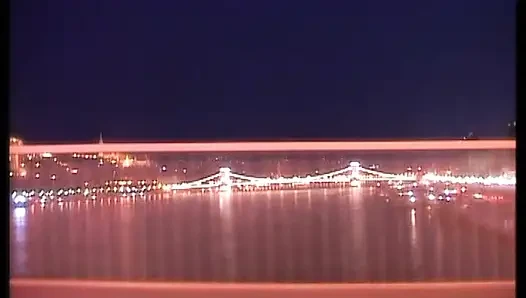 Sarışın ve esmer kızlar açık havada amına aç azgın yaraklar tarafından sikiliyor