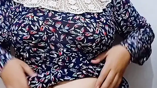 Genç kız dildo cihazıyla mücadele ediyor