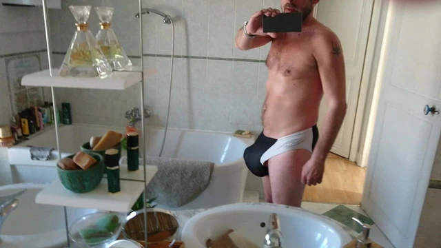 Play kneeball in the bathroom