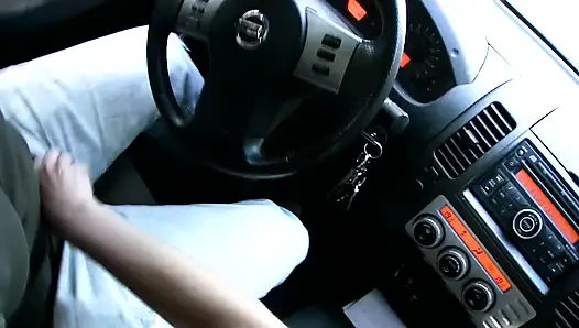 Cewek pirang menguras pecker besar di dalam mobil