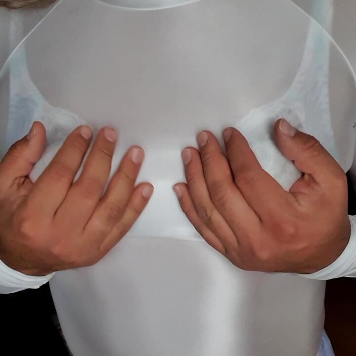 Bijela prozirna majica i vintage šiljasti grudnjak