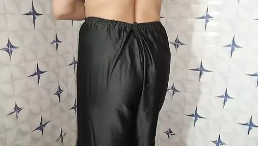 Desi sauteli bhabhi ko peshab men ungli karna aur phuhar chhorna pasnd hai