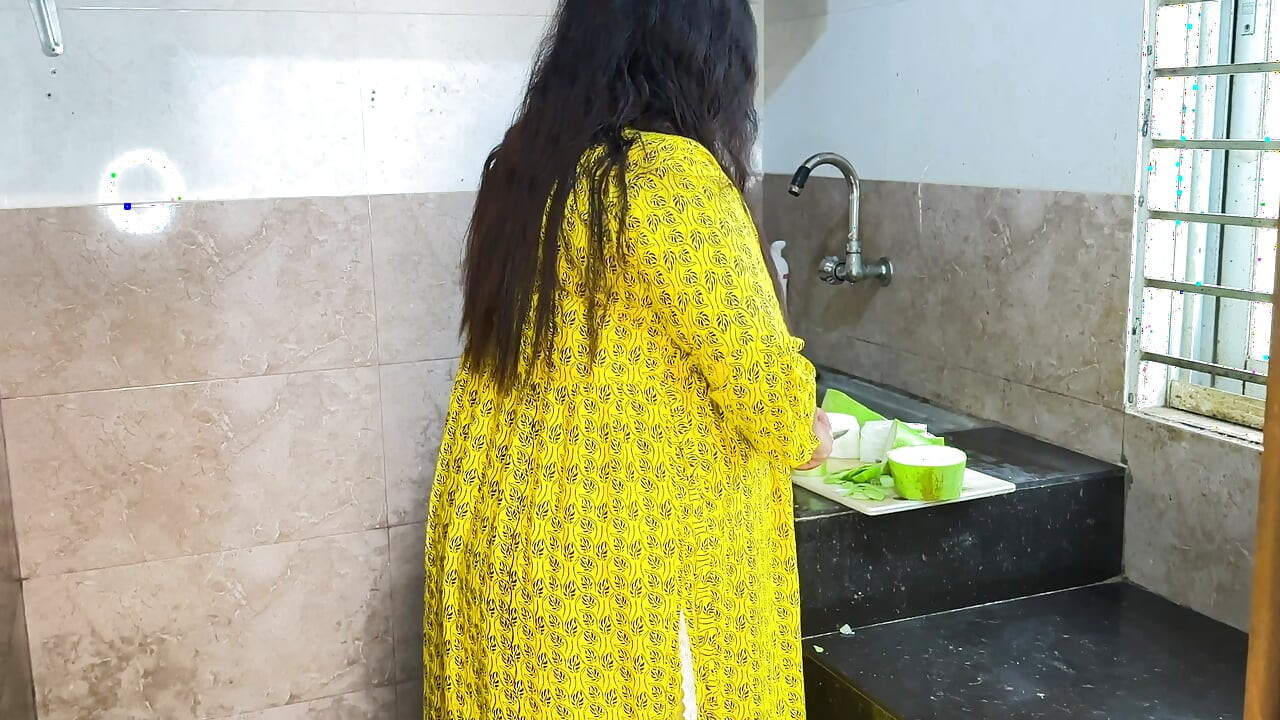 Suddenly I Fucked My Stepmother in Law While She Was Cutting Curry in the Kitchen - Desi Rough Sex
