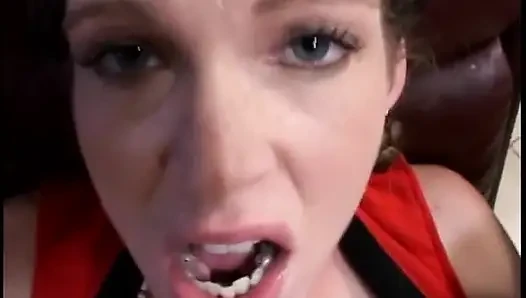 Heißes cheerleader-schätzchen mit saftigen titten wird auf dem boden gefickt
